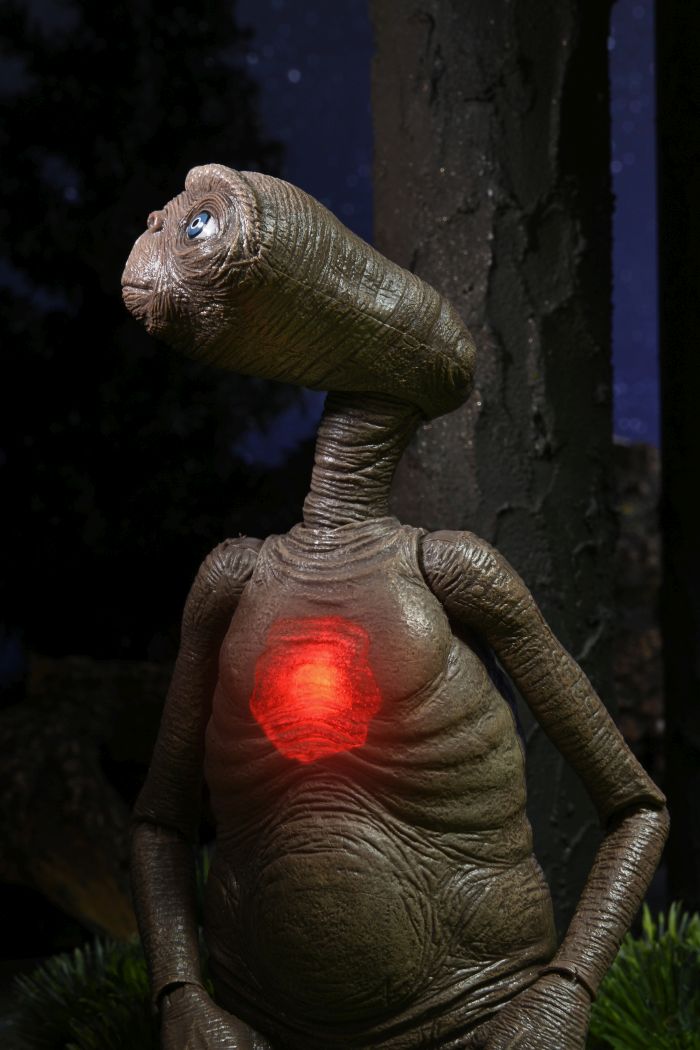 E.T. 40TH ANNIVERSARY DLX LED CHEST ACTION FIGURE
