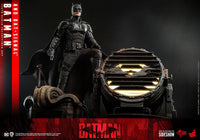 Hot Toys 1/6 The Batman: Batman With Bat-Signal